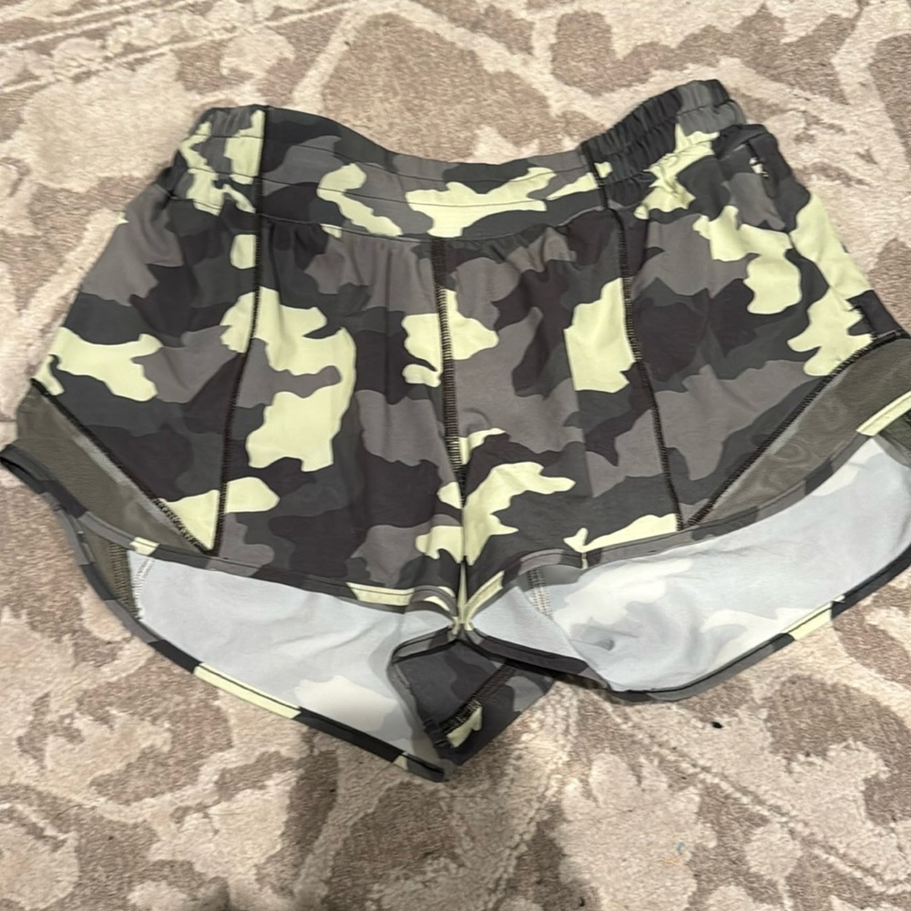 Brand new lululemon hotty hot shorts size 6